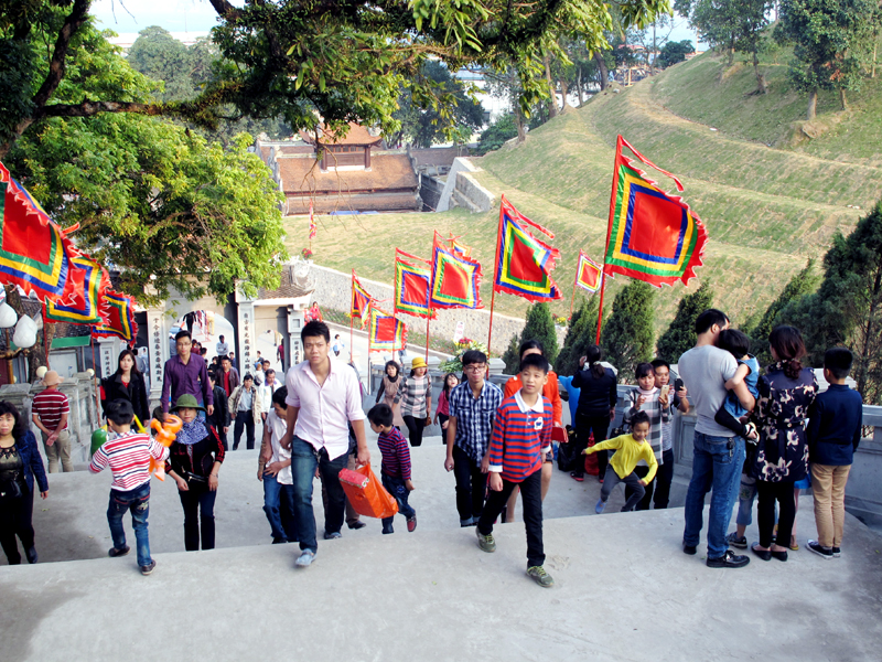 Du khách về tham quan, đi lễ tại đền Cửa Ông (TP Cẩm Phả).