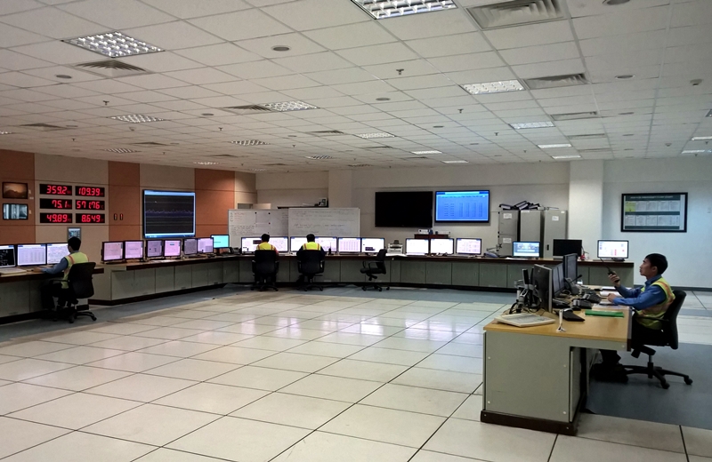 Cán bộ kỹ thuật Nhà máy Nhiệt điện  Mông Dương 2 trực vận hành tại phòng điều khiển trung tâm.