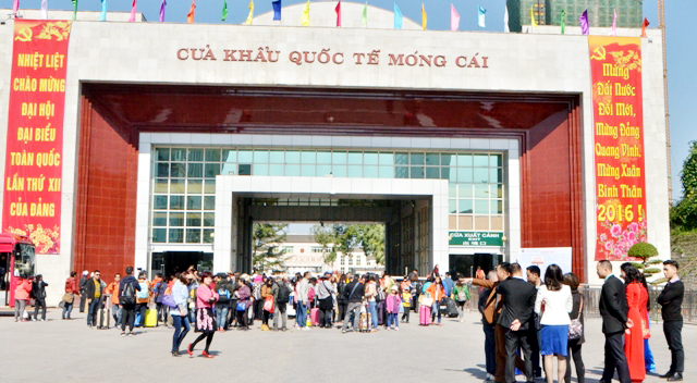 Mùng 1 Tết Bính Thân, Móng Cái chào đón 3.000 du khách quốc tế tới “xông đất” qua cửa khẩu Móng Cái.