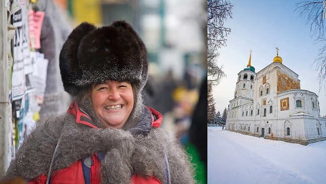 Mọi người thường gọi Irkutsk là “thủ phủ của miền Đông Siberia”, nơi đây sở hữu nhiều nhà thờ có kiến trúc đẹp mắt (nhà thờ Spasskaya ảnh phải) theo kiểu tân cổ điển và các quán cà phê ấm cúng. Ngoài ra, Irkutsk cũng có vô số công ty du lịch tổ chức tour tham quan hồ Baikal.