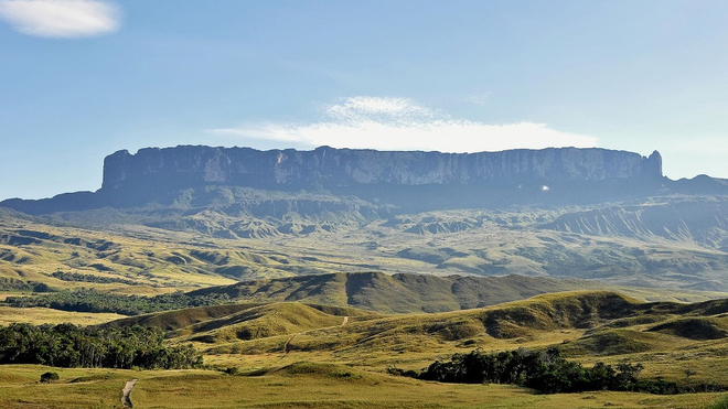  Núi Roraima là một trong những ngọn núi đỉnh bằng cao nhất và nổi tiếng nhất thế giới, được coi là đường biên giới giữa các quốc gia Brazil, Guyana và Venezuela. Nơi đây cũng là nguồn cảm hứng để nhà văn nổi tiếng Conan Doyle viết lên tác phẩm The Lost World.
