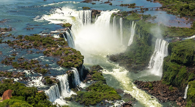  Thác Iguazu là một trong những kỳ quan kỳ vĩ nhất trên thế giới, thu hút nhiều du khách tới thăm quan hàng năm. Để chiêm ngưỡng vẻ đẹp của thác này, chúng ta có thể đi bộ theo con đường dọc hẻm núi hoặc quan sát trên trực thăng.