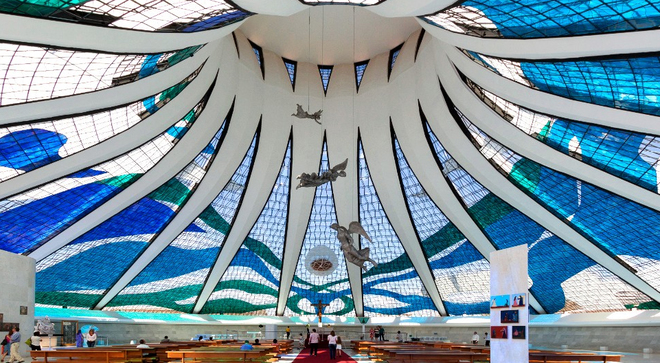  Cathedral of Brasilia là một nhà thờ Thiên chúa giáo ở thủ đô Brazil. Nhà thờ này được thiết kế bởi kiến trúc sư nổi tiếng Oscar Niemeyer, bao gồm 16 cột trụ xi măng mềm mại. Nơi đây được xếp vào danh sách những thánh đường đẹp nhất trên thế giới.