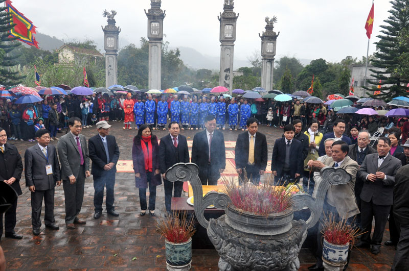 Lãnh đạo huyện Bình Liêu và các đại biểu dâng hương tại lễ hội