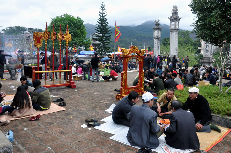 Ngay sau lễ tế, người dân Bình Liêu đã thụ lộc xung quanh sân đình Lục Nà