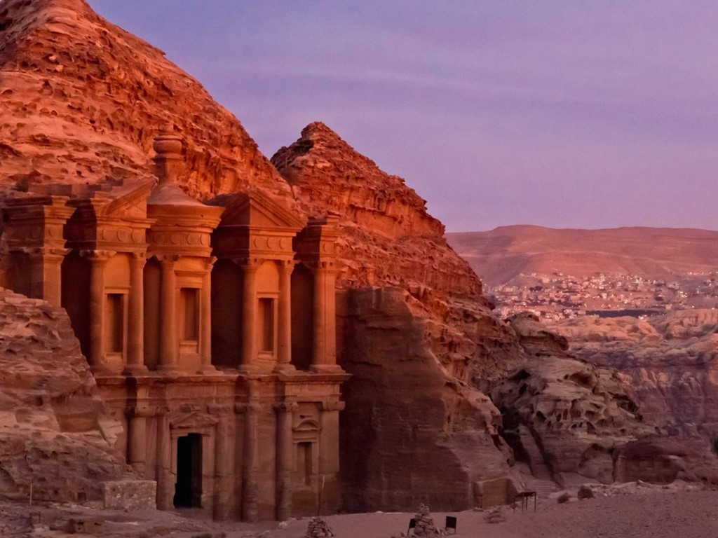 Petra, Jordan - “Indiana Jones và Cuộc thập tự chinh cuối cùng”: Petra được UNESCO công nhận là Di sản thế giới từ năm 1985, nhưng vẫn chưa phải là điểm đến hút khách. Các du khách phương Tây gần như không biết tới nơi này vào đầu những năm 1980. Tuy nhiên, từ khi bộ phim Indiana Jones và Cuộc thập tự chinh cuối cùng ra mắt vào năm 1989, một lượng lớn khách đã đổ về Petra để chiêm ngưỡng những di tích tuyệt đẹp, chất chứa đầy bí mật lịch sử. Ảnh: Business Insider.
