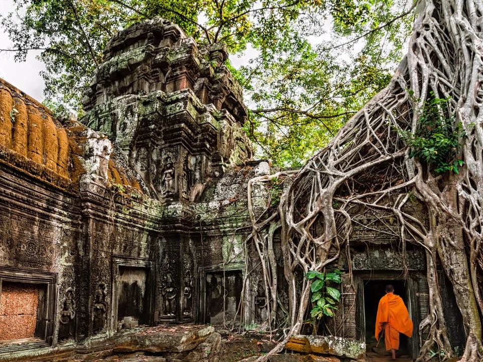 Angkor Wat, Campuchia - “Bí mật ngôi mộ cổ”: Bộ phim hành động bom tấn ra rạp năm 2001 - Lara Croft: Tomb Raider hay Bí mật ngôi mộ cổ không chỉ khiến Angelina Jolie trở thành một biểu tượng toàn cầu, mà còn cho khán giả chiêm ngưỡng cảnh đẹp khó tin của khu đền Angkor Wat. Bộ phim đã góp phần không nhỏ biến đền Angkor Wat nói riêng và Campuchia nói chung trở thành một trong những điểm đến hấp dẫn nhất châu Á. Ảnh: Business Insider.