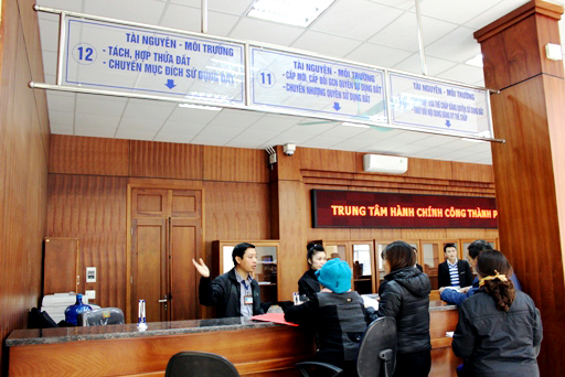Người dân đến làm thủ tục về tài nguyên và môi trường tại Trung tâm Hành chính công TP Cẩm Phả. Ảnh: Hải Ninh (Đài Cẩm Phả)