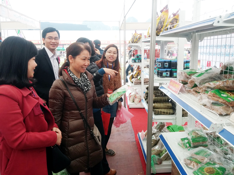 Người tiêu dùng tham quan, mua sắm sản phẩm OCOP của huyện Đầm Hà tại Hội chợ OCOP Quảng Ninh Xuân 2016. Ảnh: Trần Minh