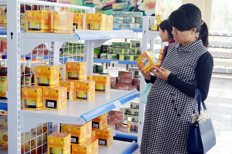 Người dân tham quan, mua sắm tại Trung tâm OCOP tỉnh, phường Mạo Khê, TX Đông Triều.