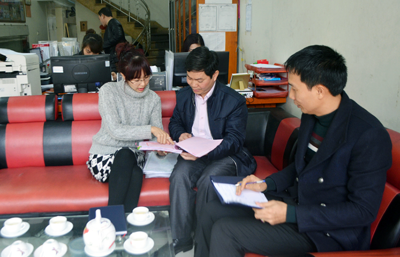 Ông Vũ Công Thiềng, Giám đốc Văn phòng đại diện Công ty TNHH Dịch vụ tư vấn thuế, kế toán và kiểm toán Avina-IAFC tại Quảng Ninh (giữa) hướng dẫn Công ty TNHH MTV Newstar chuẩn bị các hóa đơn, chứng từ để làm kế toán thuế.