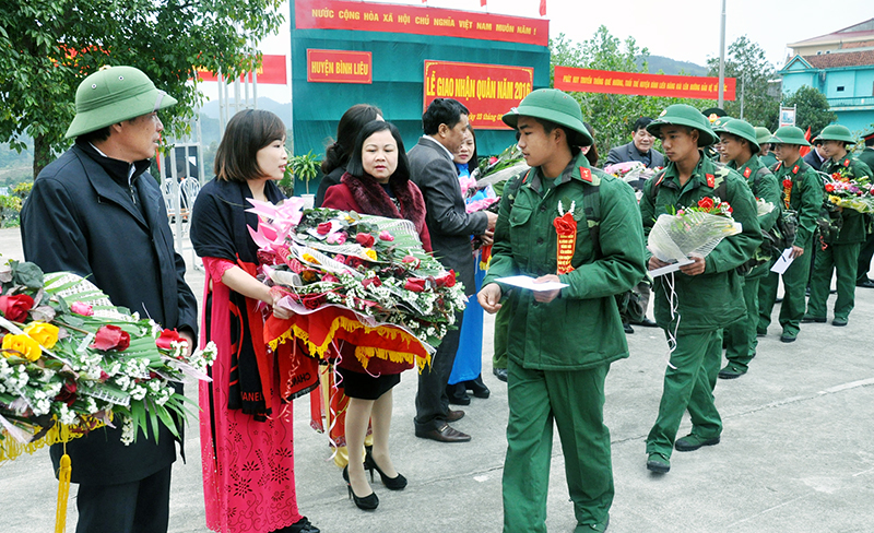 Huyện Bình Liêu tổ chức tiễn tân binh lên đường nhập ngũ năm 2016.