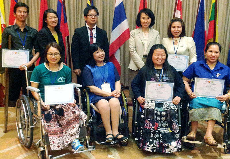 Chị Nguyễn Hải Yến (ngồi xe lăn ngoài cùng, bên trái), một trong 2 đại diện của Việt Nam tham gia lớp tập huấn năng lực cho các trưởng nhóm người khuyết tật trong khu vực Châu Á - Thái Bình Dương năm 2015 tại Thái Lan. (Ảnh do nhân vật cung cấp)