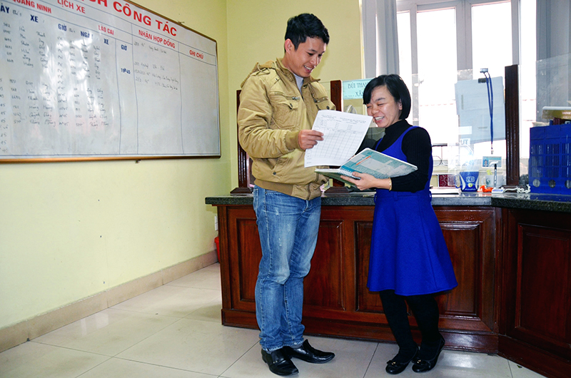 “Cô bé hạt tiêu” Phạm Thị Huyền trao đổi công việc cùng đồng nghiệp tại Công ty TNHH Phúc Xuyên.