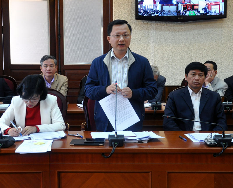 Đồng chí Cao Tường, Trưởng Ban Tuyên giáo Tỉnh uỷ, Trưởng Tiểu Tuyên truyền báo cáo kết quả công tác tuyên truyền phục vụ bầu cử