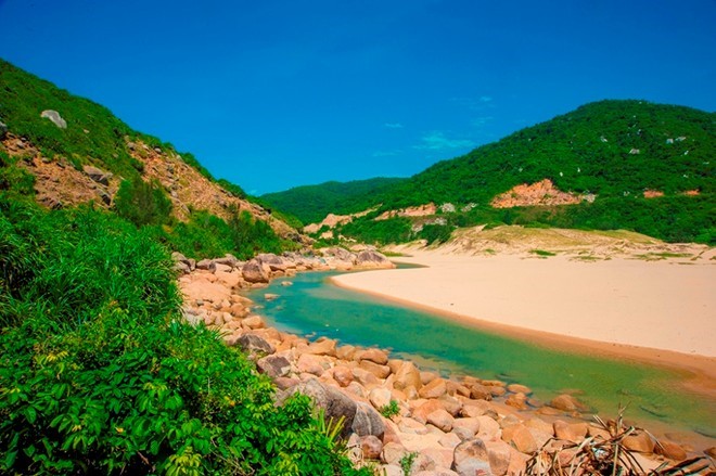Bãi Môn thuộc tỉnh Phú Yên. Không chỉ đẹp, hoang sơ, bãi Môn còn khiến du khách mê mẩn với dòng suối nước ngọt, những đụn cát uốn lượn, các 