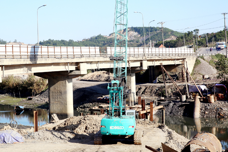 Trên tuyến có 4 cầu, hiện tại cầu Mông Dương được triển khai thi công trước, nhà thầu đã hoàn thành thi công 2/3 cọc khoan nhồi. 