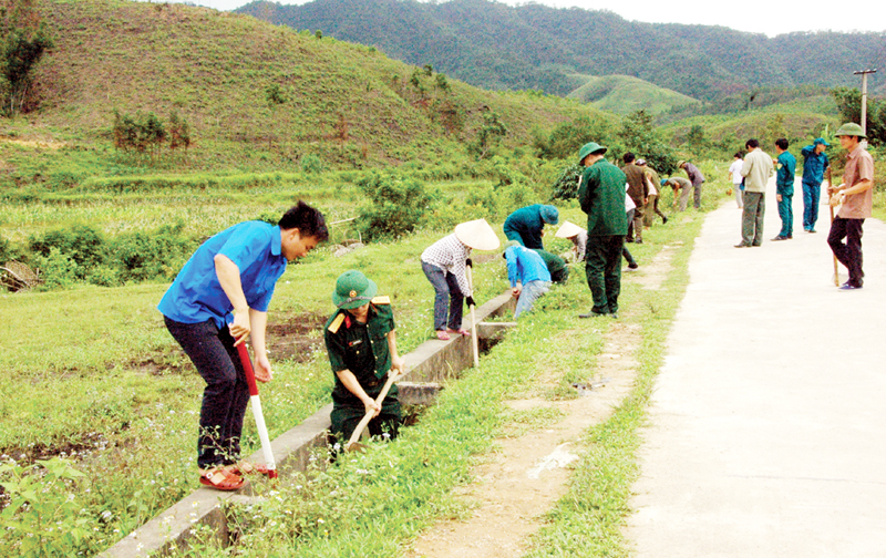 Các đoàn thể và bộ đội giúp nhân dân dọn vệ sinh môi trường.