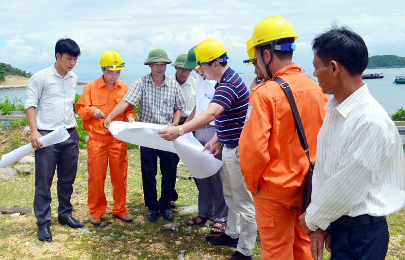 Cán bộ huyện Hải Hà và Công ty Điện lực Quảng Ninh kiểm tra mặt bằng triển khai dự án đưa điện lưới ra đảo Cái Chiên (huyện Hải Hà).