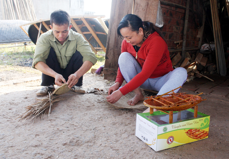 Vợ chồng anh Phạm Văn Kiên, khu 3 (phường Nam Hòa, TX Quảng Yên) đan thuyền nan mô hình.