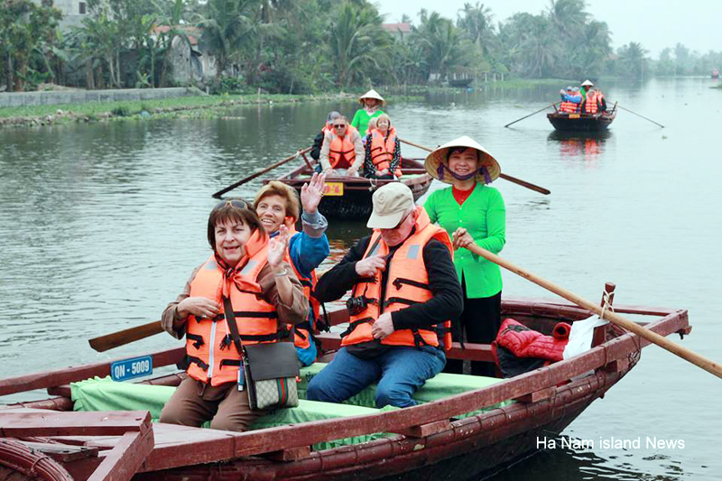 Khách du lịch quốc tế trải nghiệm đi thuyền nan trên sông ở khu vực đảo Hà Nam (TX Quảng Yên). Ảnh: Long Vũ (CTV)