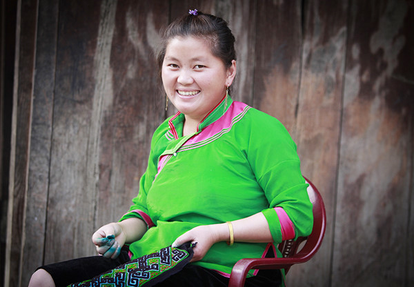Giay women are embroidering a brocade cloth