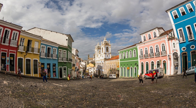  Pelourinho là trung tâm lịch sử của thành phố Salvador, bang Bahia. Đường phố thu hút mọi ống kính bởi những tòa nhà nhiều màu sắc độc đáo. Nơi đây là điểm hội tụ của các nền văn hóa Âu, Phi và bản địa.