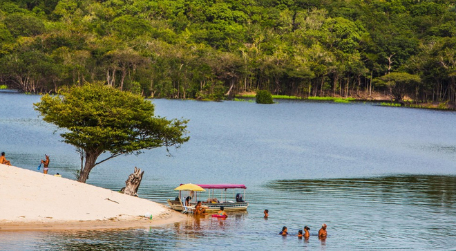  Amazon là khu bảo tồn thiên nhiên nổi tiếng trên thế giới. thuộc lãnh thổ của 9 nước nhưng chủ yếu nằm ở Brazil. Đến đây du khách có cơ hội được nhìn thấy những chú báo đốm, cá heo màu hồng và rái cá khổng lồ.
