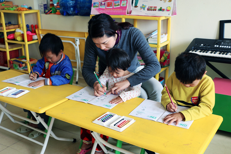 Cô giáo Hoàng Thị Huyền đang luyện chữ cho học sinh.