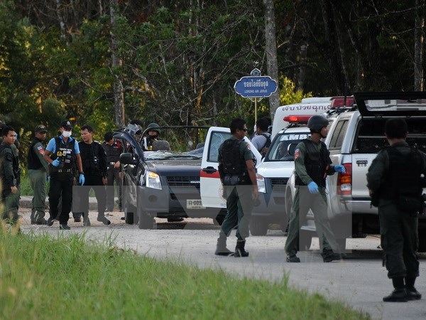 Lực lượng rà phá bom Thái Lan điều tra tại hiện trường một vụ nổ bom. (Nguồn: AFP/TTXVN)