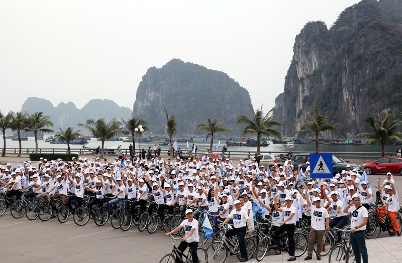 Cán bộ, nhân viên, đoàn viên, thanh niên đến từ các cơ quan đơn vị trên địa bàn TP Hạ Long tham gia mít tinh và đạp xe diễu hành trong chiến dịch Giờ Trái đất 2015.