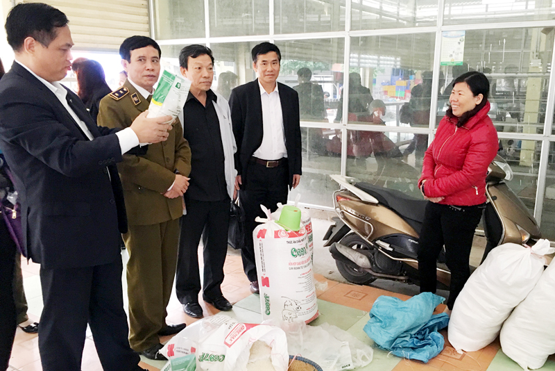 Hội Bảo vệ quyền lợi người tiêu dùng tỉnh cùng đoàn kiểm tra liên ngành kiểm tra an toàn vệ sinh thực phẩm tại Khu trưng bày, giới thiệu sản phẩm của HTX Hoa Phong tại chợ Cột, TX Đông Triều.