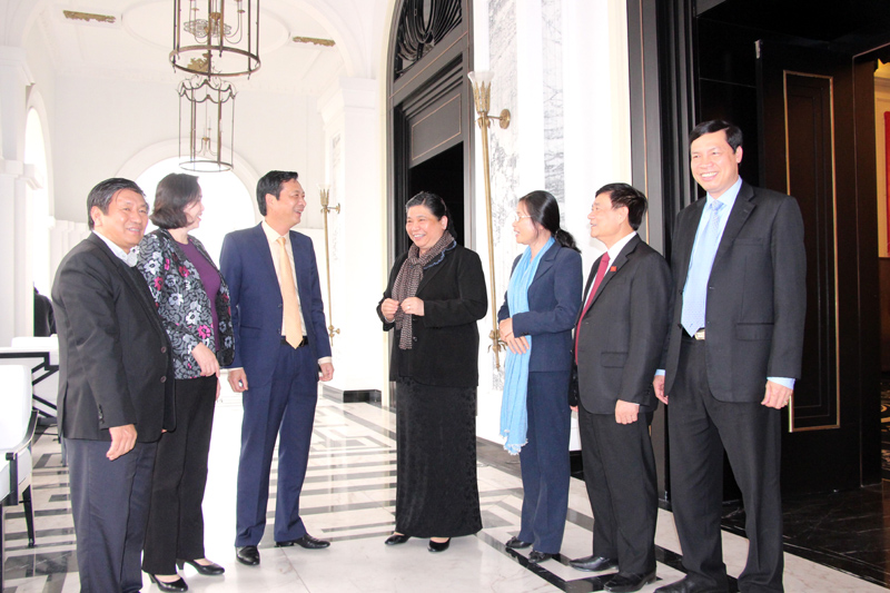 Phó Chủ tịch Quốc hội Tòng Thị Phóng trò chuyện với các đồng chí lãnh đao tỉnh và đại diện các sở, ngành của tỉnh.