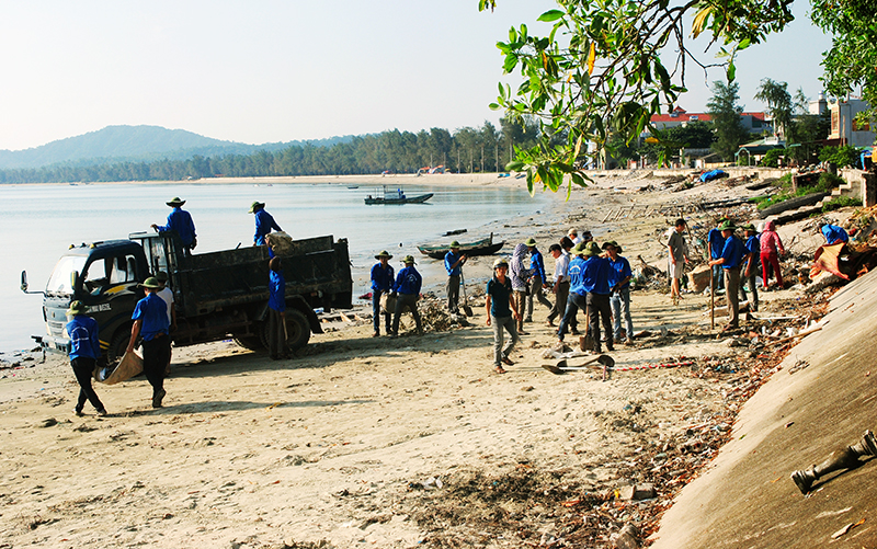 Thanh niên tình nguyện làm vệ sinh môi trường trên bãi biển Cô Tô. Ảnh: TL