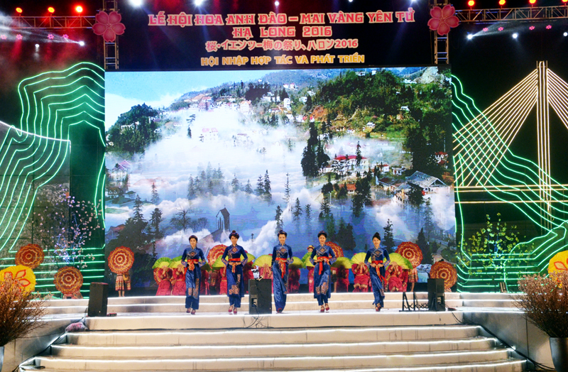 Trình diễn trang phục truyền thống các dân tộc Việt Nam