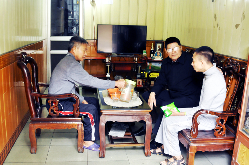 Chủ tịch Hội Nạn nhân chất độc da cam/dioxin TP Uông Bí Hoàng Xuân Quyến (giữa) tới thăm hỏi, động viên gia đình hội viên Nguyễn Văn Bàn, tổ 20, khu 6, phường Quang Trung.