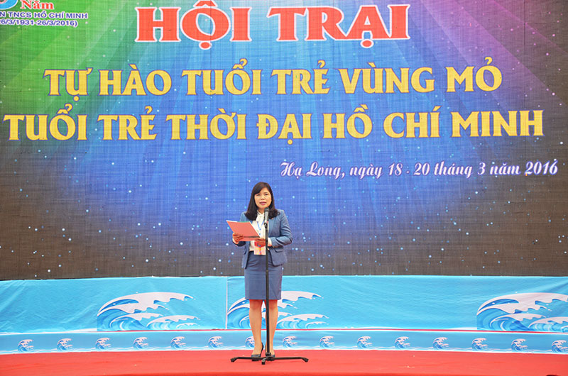 Chị Nguyễn Thị Thu Hà, Bí thư Tỉnh đoàn phát biểu khai mạc hội trại