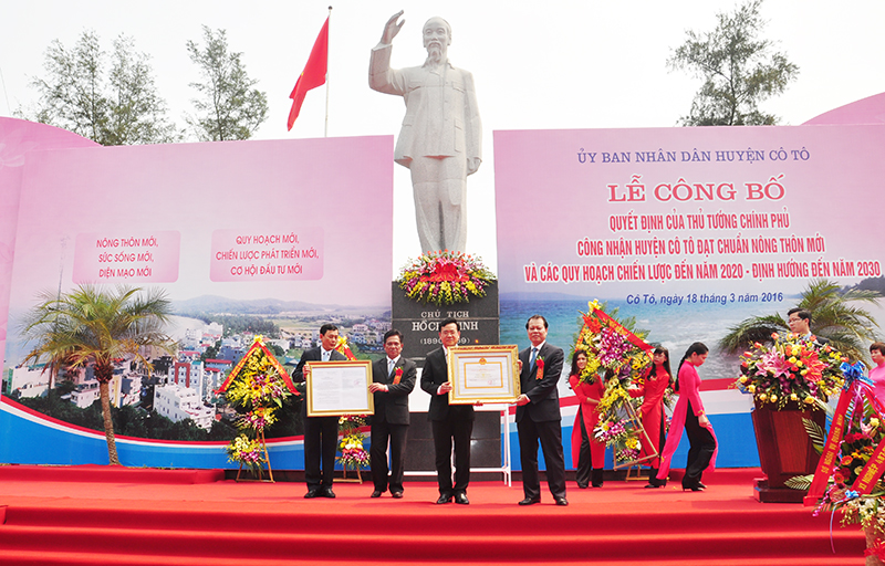 Phó Thủ tướng Vũ Văn Ninh trao Quyết định của Thủ tướng Chính phủ công nhận đạt chuẩn NTM cho huyện Cô Tô.