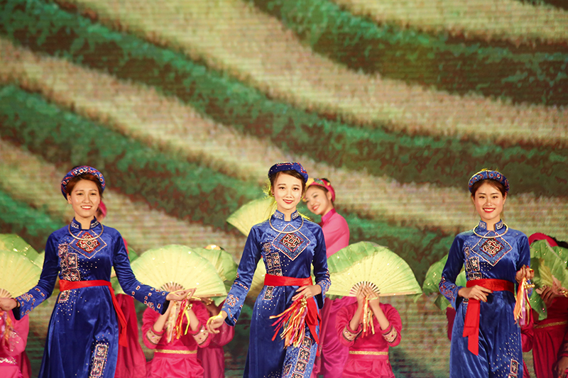 Nét truyền thống của các dân tộc tỉnh Quảng Ninh được tái hiện trên sân khấu.
