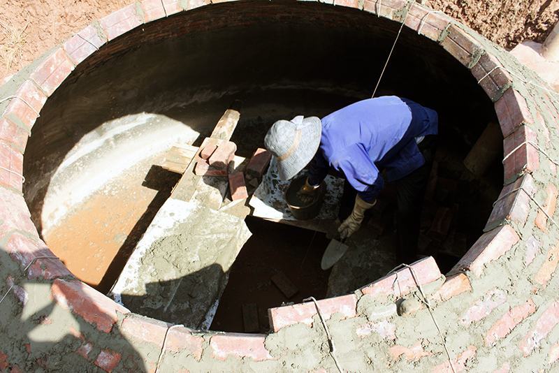 Xây dựng hầm biogas tại xã Sông Khoai (TX Quảng Yên).