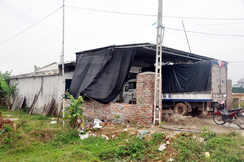 Qua kiểm tra, Tổ công tác đã phát hiện và lập biên bản đối với một số hộ gia đình ở thôn 5, thôn 6, xã Quảng Điền xây dựng trái phép trong KCN.