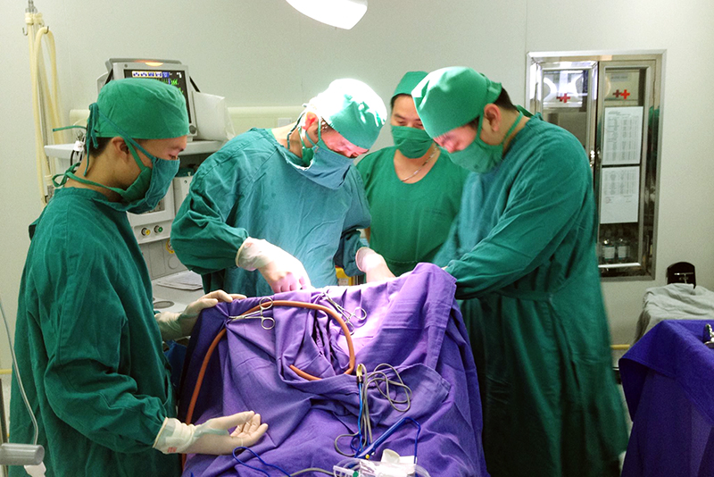 Bác sĩ Bệnh viện Sản-Nhi Quảng Ninh phẫu thuật cho bé Phùn Thanh Vân.  Ảnh: Đức Thiêm (Bệnh viện Sản-Nhi Quảng Ninh)