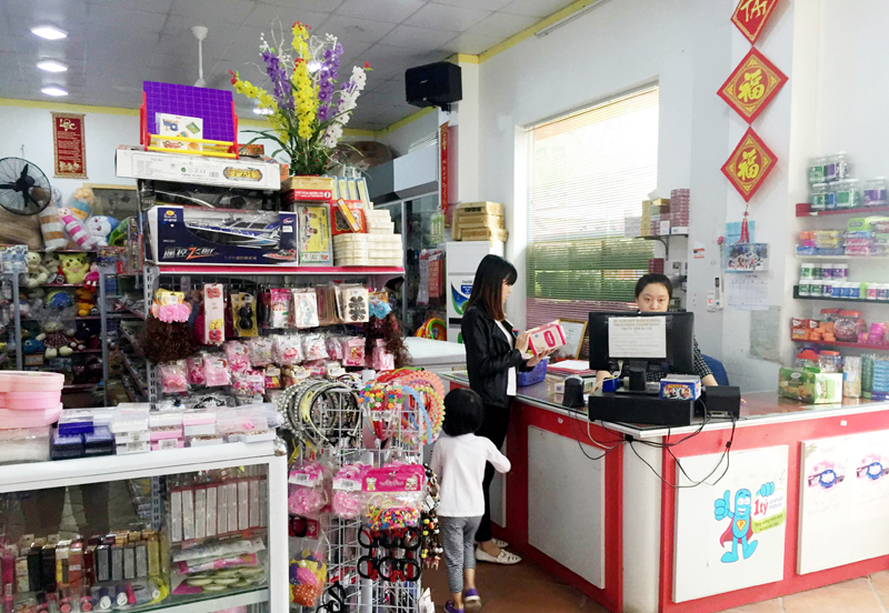 Người tiêu dùng mua sắm, lựa chọn hàng hóa trong Siêu thị Quảng Yên (TX Quảng Yên).