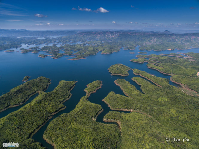 Hồ Tà Đùng với 36 hòn đảo lớn nhỏ nằm ở huyện Đắk G’long, Đắk Nông. Nhìn từ trên cao nơi đây giống như vịnh Hạ Long thu nhỏ - Ảnh Lê Thế Thắng