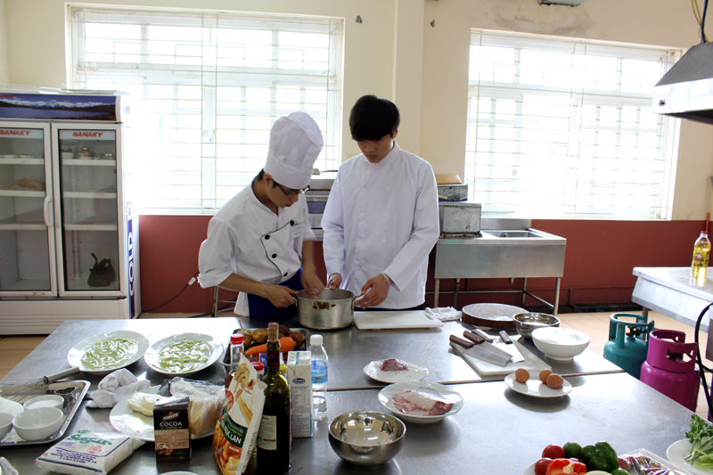 Học sinh Trường Cao đẳng nghề Than - Khoáng sản Việt Nam thực hành nghề Kỹ thuật chế biến món ăn.