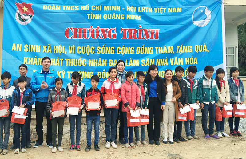 Tỉnh Đoàn, Hội LHPN tỉnh tổ chức chương trình an sinh xã hội vì cuộc sống cộng đồng tại các xã Kỳ Thượng, Đồng Sơn (huyện Hoành Bồ).