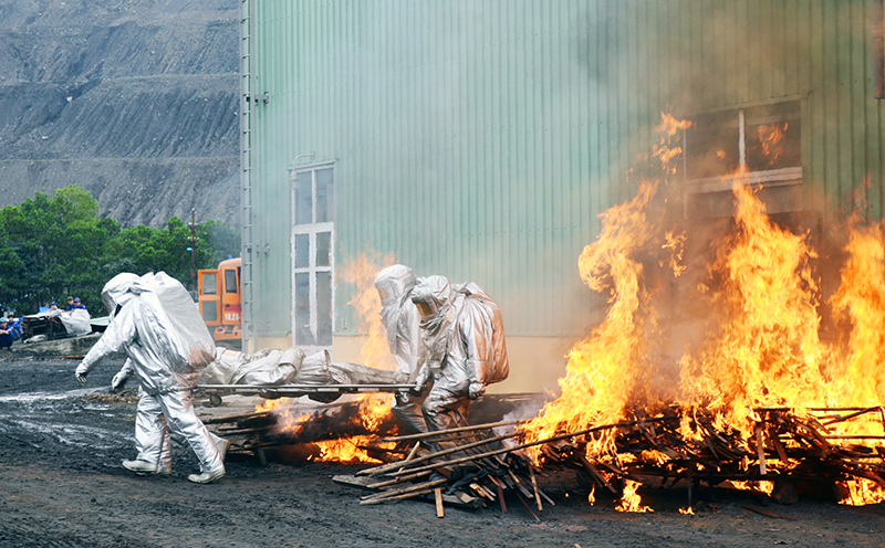 Công ty CP Than Hà Lầm phối hợp với Trung tâm Cấp cứu mỏ tổ chức diễn tập phòng chống cháy nổ.