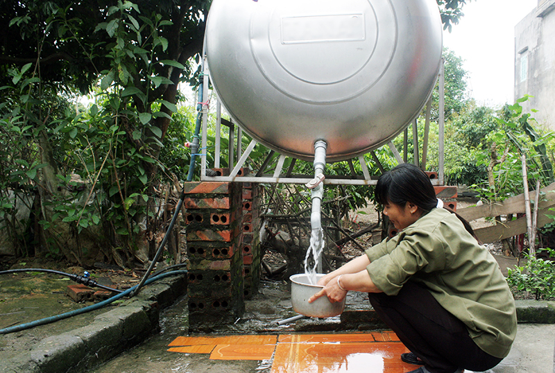 Chị Diệp Thị Bảy (thôn Trung Lương, xã Tràng Lương, TX Đông Triều) sử dụng nước từ khe núi cho sinh hoạt hàng ngày.
