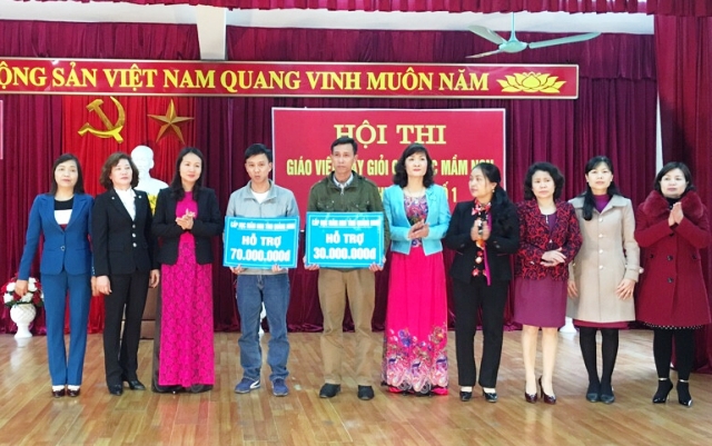 Cấp học mầm non tỉnh Quảng Ninh trao tặng 100 triệu đồng ủng hộ 2 giáo viên mầm non có hoàn cảnh khó khăn 