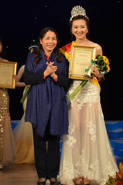 Đồng chí Vũ Liên Oanh, Gi ám đốc Sở GD&ĐT trao giải Hoa khôi cho thí sinh Nguyễn Thị Quỳnh Nga